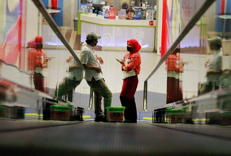 People wearing protective masks speak at the Gandaria City Mall as the capital returns to large-scale social restrictions, amid the coronavirus disease (COVID-19) outbreak, in Jakarta, Indonesia on September 15, 2020. (REUTERS Photo)