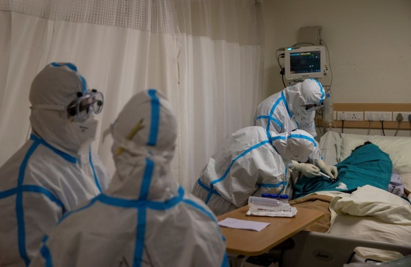 Medical workers treat a patient suffering from the coronavirus disease (COVID-19), at the Intensive Care Unit (ICU) of the Max Smart Super Speciality Hospital in New Delhi on September 5, 2020. (REUTERS Photo)