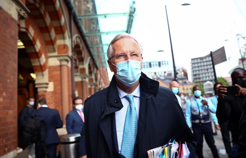 EU chief negotiator Michel Barnier wearing a protective mask arrives for the EU-Brexit talks in London, Britain on September 23. (REUTERS Photo)