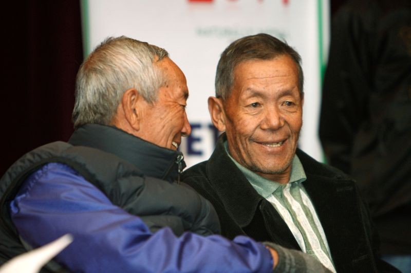 Ang Rita Sherpa (R), who climbed Mount Everest 10 times without the use of supplemental oxygen, talks to Min Bahadur Sherchan, the oldest person to scale Mount Everest, at a news conference in Kathmandu on November 29, 2009. (REUTERS File Photo)
