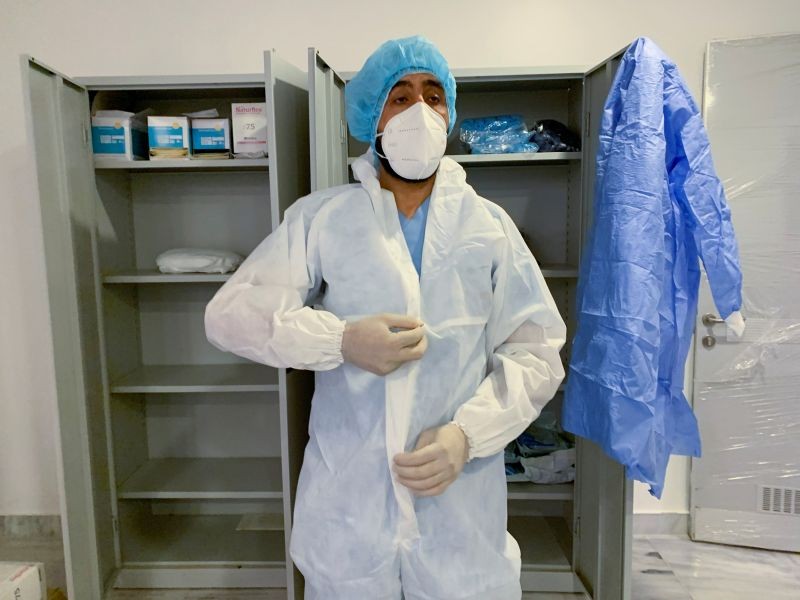 Hamza Abdulrahman Jelwal, a supervising nurse, puts on a protective suit at a quarantine center, amid the spread of the coronavirus disease (COVID-19), in Misrata, Libya on September 7, 2020. (REUTERS Photo)