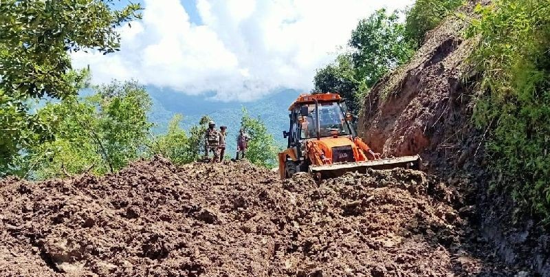 Kiphire Battalion of Assam Rifles under the aegis of HQ IGAR (North) assisted the villagers in restoring Khongjiri-Lopfukhong-Mimi border road on September 3, which was disrupted due to numerous landslides. The road being the only lifeline for the residents of the border villages of Lopfukhong, Mimi and areas further south was cleared for resumption of traffic. (Photo Courtesy: HQ IGAR-North)