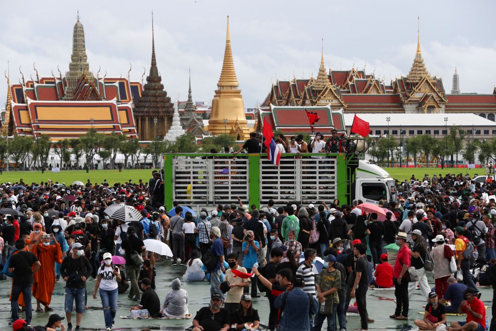 Pro-democracy protesters attend a mass rally to call for the ouster of prime minister Prayuth Chan-ocha's government and reforms in the monarchy, in Bangkok, Thailand, September 19, 2020. (REUTERS/Athit Perawongmetha)