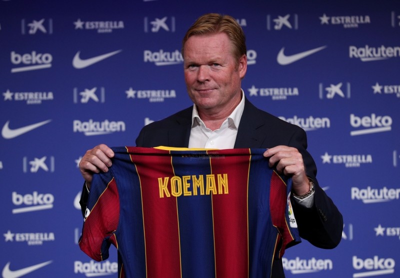 FILE PHOTO: Soccer Football - Barcelona unveil new coach Ronald Koeman - Auditorium 1899, Barcelona, Spain - August 19, 2020 Barcelona coach Ronald Koeman poses with a Barcelona shirt during the unveiling REUTERS/Albert Gea/File Photo