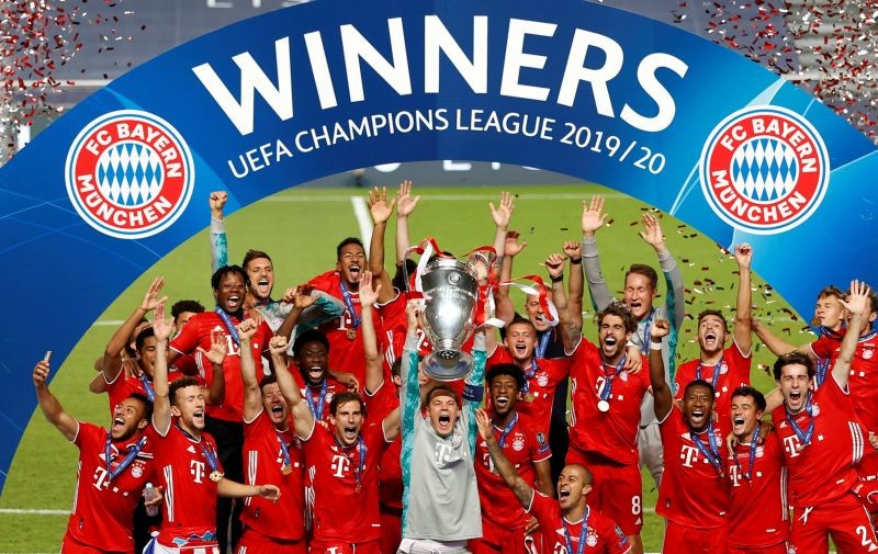 FILE PHOTO: Bayern Munich's Manuel Neuer with teammates celebrate with the trophy after winning the Champions League, as play resumes behind closed doors following the outbreak of the coronavirus disease (COVID-19) REUTERS/Matthew Childs/Pool/File Photo