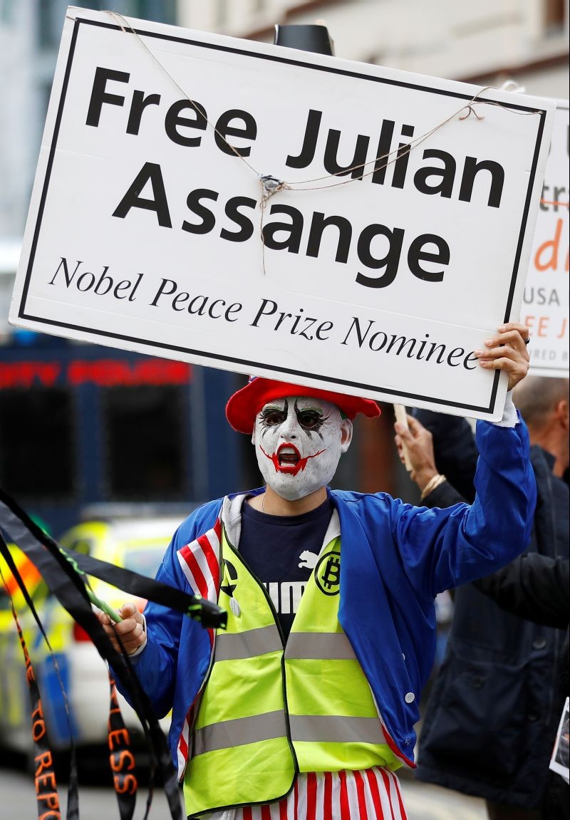 A supporter of WikiLeaks founder Julian Assange, holds a placard outside the Old Bailey, the Central Criminal Court ahead of a hearing to decide whether Assange should be extradited to the United States, in London, Britain on September 7. (REUTERS Photo)