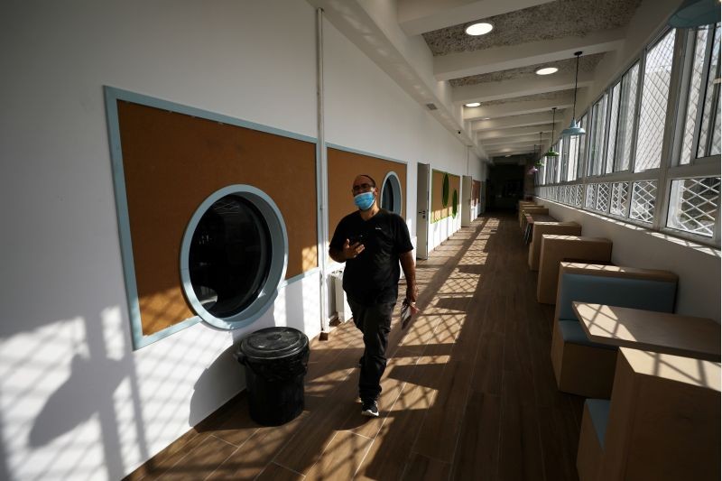 A member of staff wears a protective face mask as he walks in a school closed as part of a government decision to curb the spread of the coronavirus disease (COVID-19) crisis, a day before a nationwide lockdown begins, in Jerusalem on September 17, 2020. (REUTERS Photo)