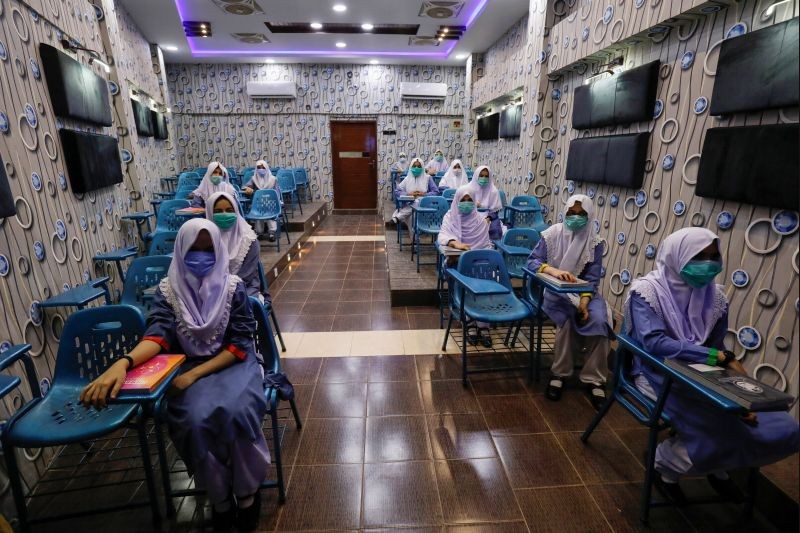 Students keep safe distance while attending an audio-visual class, as schools reopen amid the coronavirus disease (COVID-19) pandemic, in Karachi, Pakistan on September 15. (REUTERS Photo)