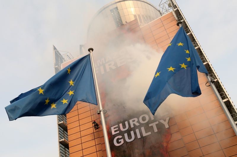 Greenpeace activists release smoke after rolling down a banner outside the European Union headquarters to protest against the ongoing damage to the Amazon rain forest, in Brussels, Belgium on September 11, 2020. (REUTERS Photo)