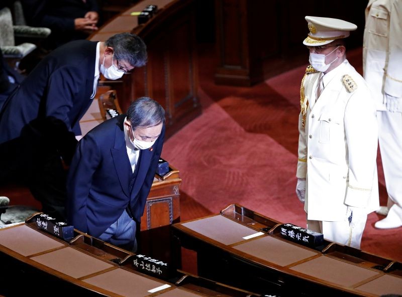 Japan's Prime Minister Yoshihide Suga bows as he takes a seat before starting the opening of an extraordinary session of parliament, a day after he was elected as the country's new prime minister, in Tokyo, Japan on September 17. (REUTERS Photo)