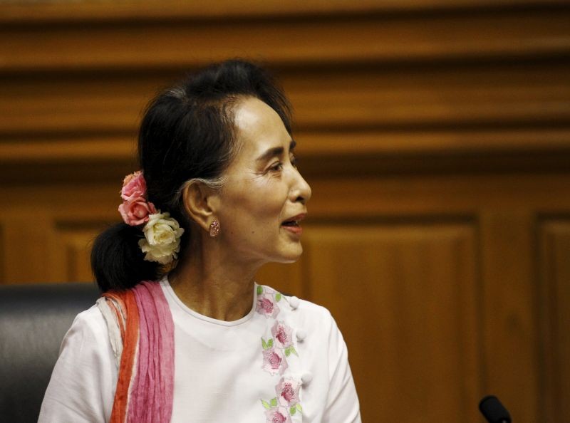 National League for Democracy (NLD) leader Aung San Suu Kyi talks to Shwe Mann (not pictured), speaker of Myanmar's Union Parliament, during their meeting at the Lower House of Parliament in Naypyitaw on November 19, 2015. (REUTERS File Photo)
