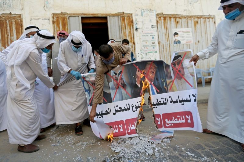 Palestinians burn pictures depicting Israeli Prime Minister Benjamin Netanyahu, Abu Dhabi Crown Prince Mohammed bin Zayed al-Nahyan, Ruler of Dubai Sheikh Mohammed bin Rashid al-Maktoum, Bahrain's King Hamad bin Isa Al Khalifa and U.S. President Donald Trump during a protest against Bahrain's move to normalize relations with Israel, in the central Gaza Strip on September 12, 2020. (REUTERS Photo)