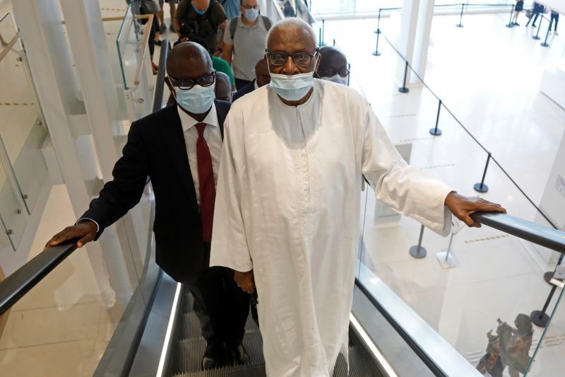 Former President of the International Association of Athletics Federations (IAAF) Lamine Diack, wearing a face mask, arrives with his lawyer Simon Ndiaye for the verdict in his trial at the Paris courthouse, France, September 16, 2020. REUTERS/Charles Platiau