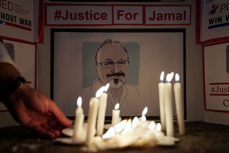 The Committee to Protect Journalists and other press freedom activists hold a candlelight vigil in front of the Saudi Embassy to mark the anniversary of the killing of journalist Jamal Khashoggi at the kingdom's consulate in Istanbul, Wednesday evening in Washington, US on October 2, 2019. (REUTERS File Photo)