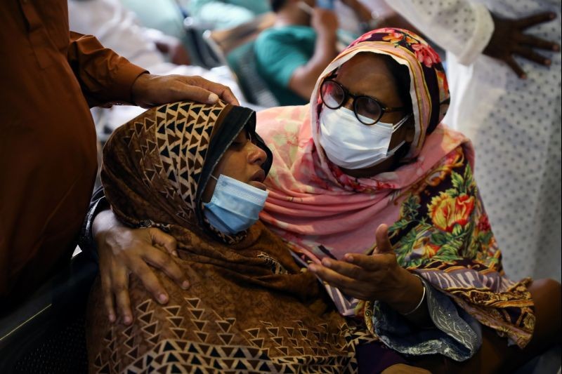 Relatives of victims mourn at a hospital, after a gas pipeline blast at a mosque in Narayanganj, near Dhaka, Bangladesh on September 5, 2020. (REUTERS PHOTO)