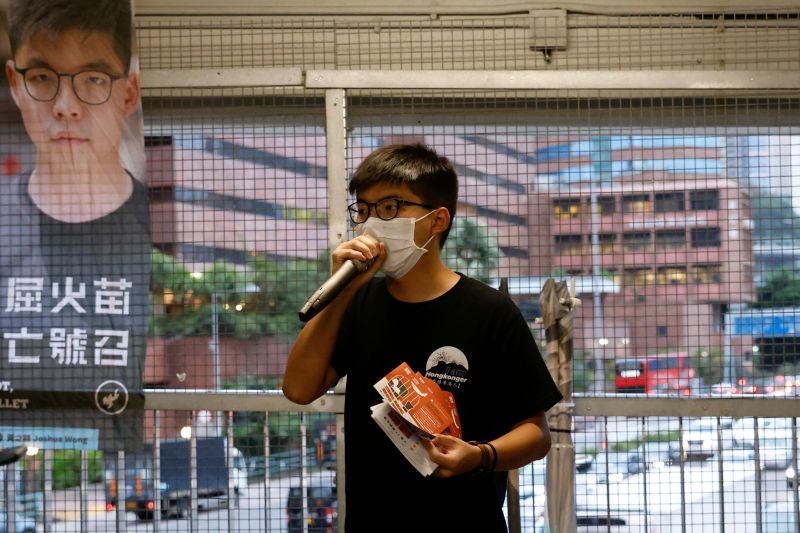 Pro-democracy activist Joshua Wong distributes leaflets encouraging people to send postcards to twelve Hong Kong residents being held in the Chinese mainland after attempting to flee to Taiwan, in Hong Kong, China September 18, 2020. (REUTERS File Photo)