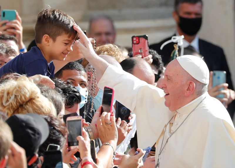 Pope Francis blesses a child as he arrives at the San Damaso courtyard for the weekly general audience at the Vatican on September 9. (REUTERS Photo)