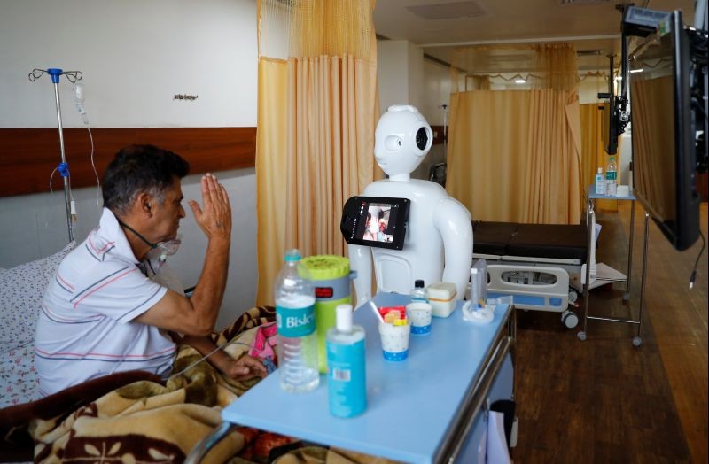 A patient suffering from the coronavirus disease (COVID-19) speaks to his family members, using a robot named 'Mitra' at the Intensive Care Unit (ICU) of the Yatharth Super Speciality Hospital in Noida, on the outskirts of New Delhi on September 15, 2020. Picture taken September 15, 2020. (REUTERS Photo)