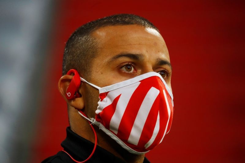 Bayern Munich's Thiago Alcantara wearing a mask arrives before the match, as play resumes behind closed doors following the outbreak of the coronavirus disease (COVID-19) REUTERS/Kai Pfaffenbach/Pool/Files