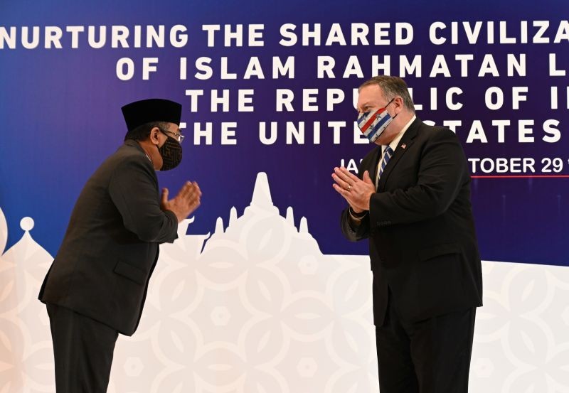 U.S. Secretary of State Michael Pompeo (R) greets General Secretary of Nahdlatul Ulama, Yahya Cholil Staquf, during a meeting at the Nahdlatul Ulama in Jakarta, Indonesia October 29, 2020. (REUTERS Photo)