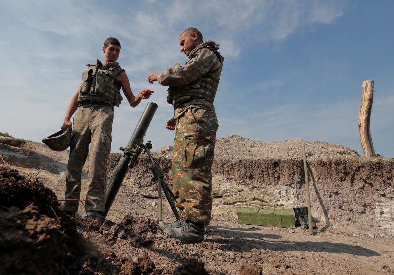 Ethnic Armenian soldiers gather at their fighting positions on the front line during a military conflict against Azerbaijan's armed forces in the breakaway region of Nagorno-Karabakh, October 20, 2020. (REUTERS Photo)