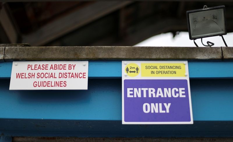 Social distancing signs are seen as the Welsh Government is set to impose stricter lockdown measures to try to curb the spread of the coronavirus disease (COVID-19), in Llandudno, Britain October 19, 2020. (REUTERS Photo)