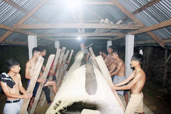 Aruju Tsuki-Bachelor’s Dormitory, an NGO based in Changtongya organised a programme for Süngpo Züngar, a traditional young peer group among the Aos on September 29 where they were taught on how to beat the log drum. Sentirenba, Founder & Director of Aruju Tsuki - Bachelor’s Dormitory said that the programme was organized sensing the need for teaching about culture and tradition to the youths. Aruju Tsuki - Bachelor’s Dormitory has been organising traditional skill development programme in institutions since 2018. They have also built an Arju (Ao Morung) in 2019 where they keep ancient traditional artifacts and allow interested youths to learn traditional handicrafts.