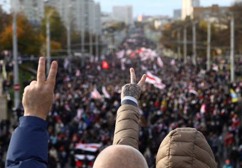 Demonstrators flash the victory sign during an opposition rally to reject the presidential election results in Minsk, Belarus October 18, 2020. (REUTERS File Photo)