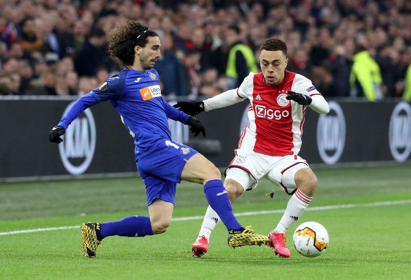 Soccer Football - Europa League - Round of 32 Second Leg - Ajax Amsterdam v Getafe - Johan Cruijff Arena, Amsterdam, Netherlands - February 27, 2020   Ajax's Sergino Dest in action with Getafe's Marc Cucurella.  REUTERS/Eva Plevier/File Photo