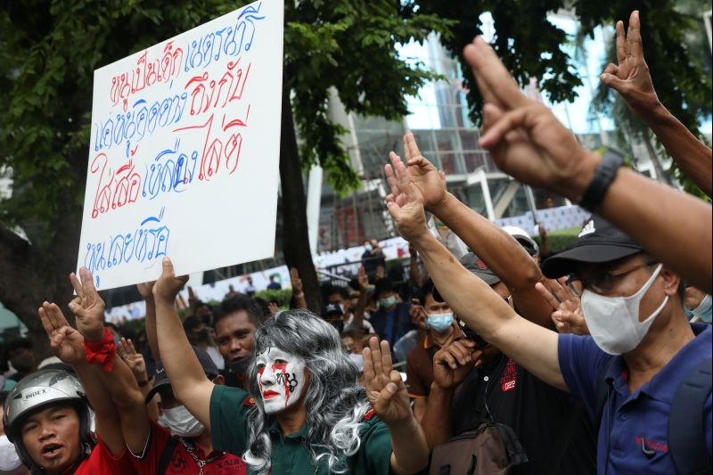 Pro-democracy protesters make a three-finger salute during an anti-government protest in Bangkok, Thailand October 25, 2020. (REUTERS Photo)