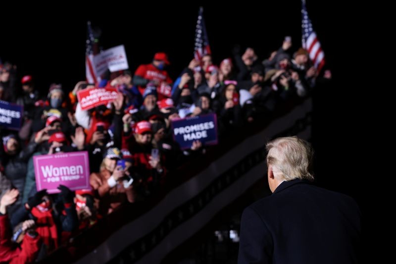 U.S. President Donald Trump looks back at his supporters as he departs at the end of a campaign event at Eppley Airfield in Omaha, Nebraska, U.S. October 27, 2020. (REUTERS Photo)