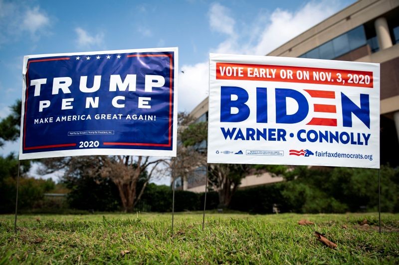 Yard signs supporting U.S. President Donald Trump and Democratic U.S. presidential nominee and former Vice President Joe Biden are seen outside of an early voting site at the Fairfax County Government Center in Fairfax, Virginia, U.S., September 18, 2020. (REUTERS File Photo)