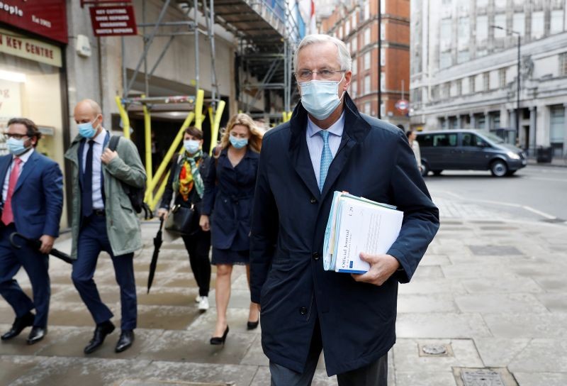 EU chief negotiator Michel Barnier wearing a protective mask leaves his hotel in London, Britain September 23, 2020. (REUTERS File Photo)