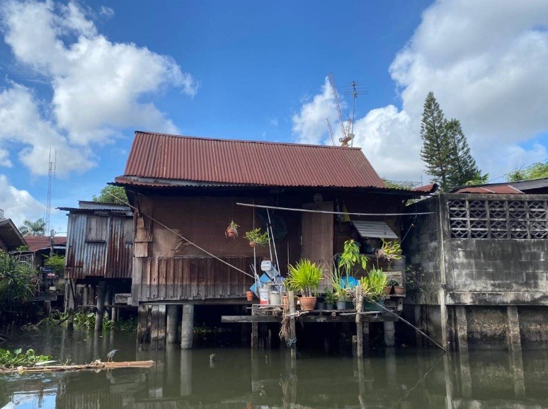 Homes by the side of a canal, or klong, in Bangkok, where a plan to restore some canals aims at easing traffic congestion and creating a more liveable city. June 6, 2020. Thomson Reuters Foundation/Rina Chandran