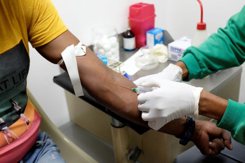 A nurse draws a blood sample for an HIV test at the lab of the NGO "Accion Solidaria" (Solidarity Action) in Caracas, Venezuela, November 28, 2018. Picture taken November 28, 2018. (REUTERS File Photo)