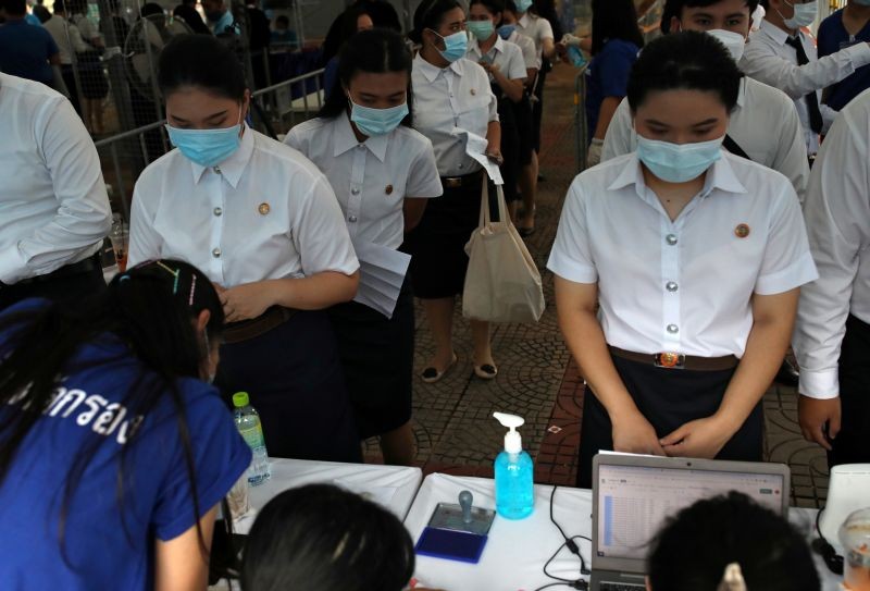 Students line up for a coronavirus disease (COVID-19) test before their graduation ceremony as some students have boycotted the ceremony due to it being led by King Maha Vajiralongkorn, at Thammasat University in Bangkok, Thailand October 30, 2020. (REUTERS Photo)