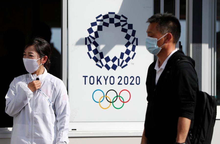 Officials acting the role of spectators perform a screening test session, including coronavirus disease (COVID-19) countermeasures, hosted by Tokyo Organising Committee of the Olympic and Paralympic Games, ahead of the summer games that have been postponed to 2021 due to the disease outbreak, at Tokyo Big Sight, Japan October 21, 2020. REUTERS/Issei Kato