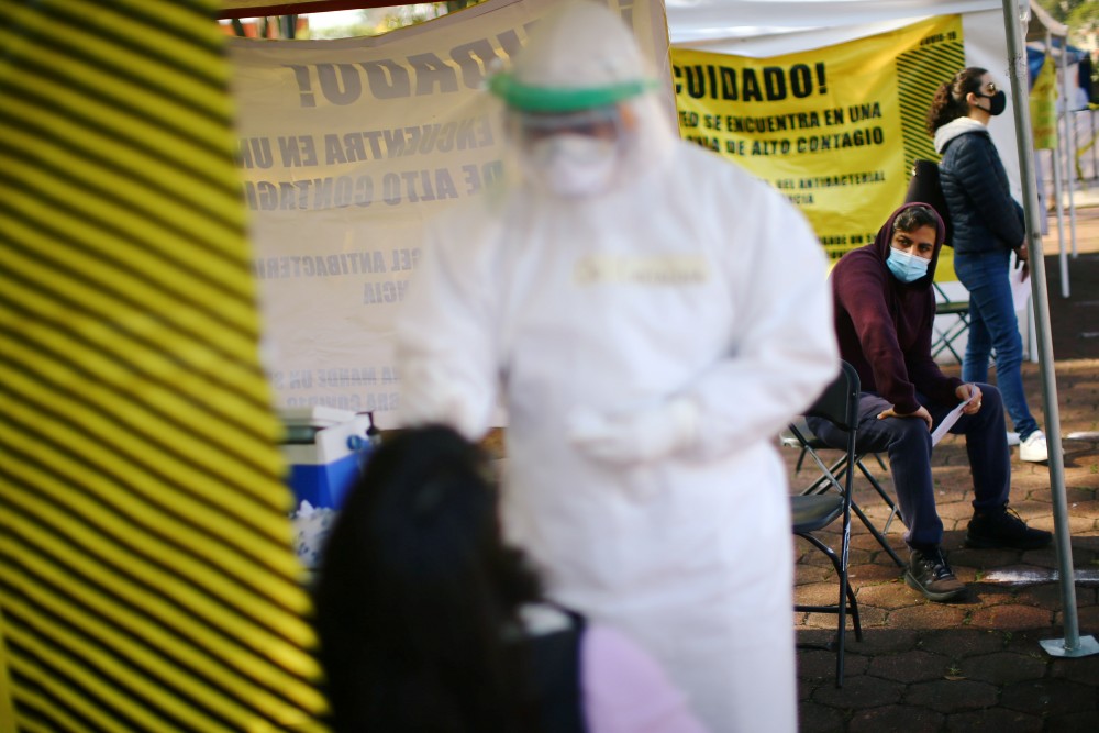 People line up to conduct tests for the coronavirus disease (COVID-19) at a temporary testing site in Mexico City, Mexico October 15, 2020. REUTERS/Edgard Garrido