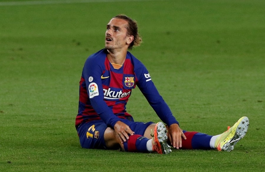 FILE PHOTO: Soccer Football - La Liga Santander - FC Barcelona v Espanyol - Camp Nou, Barcelona, Spain - July 8, 2020 Barcelona's Antoine Griezmann, as play resumes behind closed doors following the outbreak of the coronavirus disease (COVID-19) REUTERS/Albert Gea/File Photo