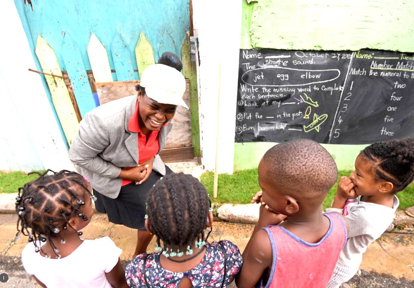Educator Taneka Mckoy Phipps teaches a lesson with a blackboard painted on a wall, in a low-income neighbourhood, during the coronavirus disease (COVID-19) outbreak in Kingston, Jamaica October 27, 2020. Picture taken on October 27. (Reuters Photo)