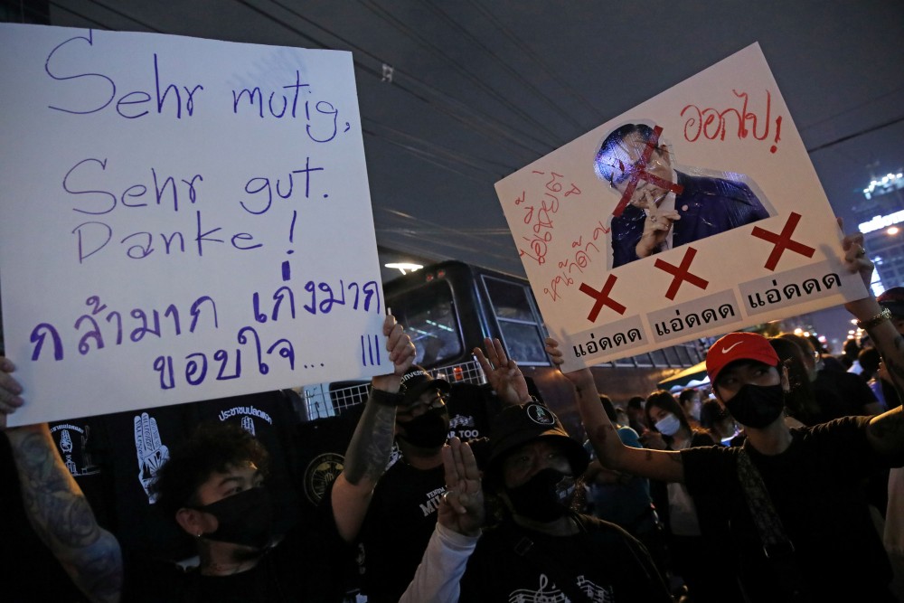 Pro-democracy protesters hold banners near German Embassy in Bangkok, Thailand October 26, 2020. Banner on the left reads "Very brave, very good, thank you". REUTERS/Soe Zeya Tun