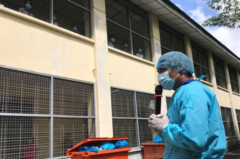 Aung Myo Kyaw, a former political prisoner, shares his experiences of isolation to counsel people at a quarantine centre and coronavirus ward in Yangon, Myanmar October 16, 2020.  (REUTERS Photo)