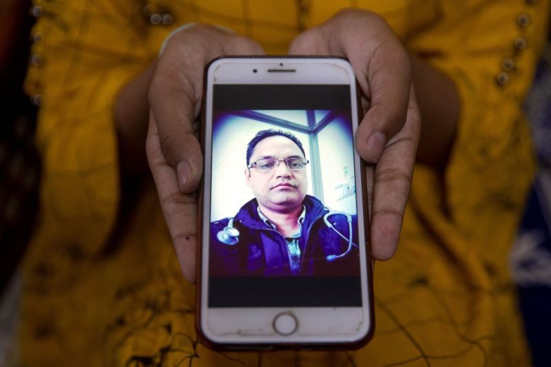 Aliza Ali, 12, shows a picture on her phone of her father Javed Ali, a government doctor, who died due to the coronavirus disease (COVID-19), as she poses for a photograph, in New Delhi, India, September 23, 2020. "He was taking all the precautions while continuously working on the frontline without any breaks until he got symptoms. I am proud of him; my children are proud of him. But we are an having extremely difficult time to cope with the present situation. Not a single day goes by when we don't remember Javed and cry," said Javed Ali's wife, Hena Kausar, a doctor. (REUTERS Photo)