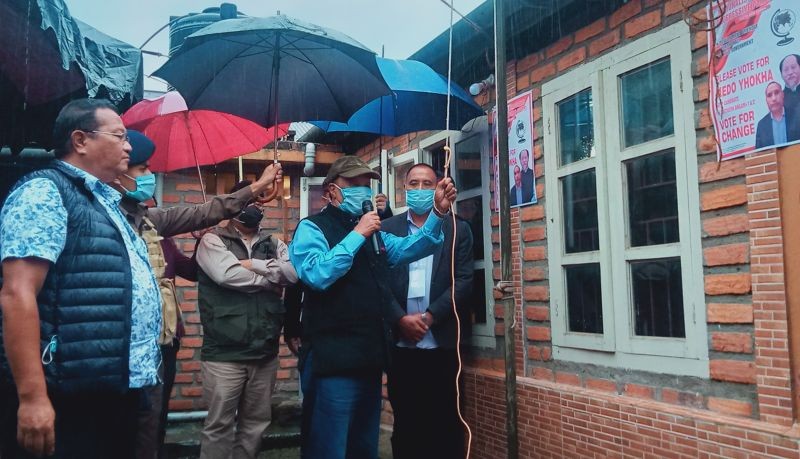 Chingwang Konyak hoisting NDPP flag for party official candidate Medo Yhokha to bye-election to 14-Southern Angami-I A/C at Kigwema on October 22. (Morung Photo)