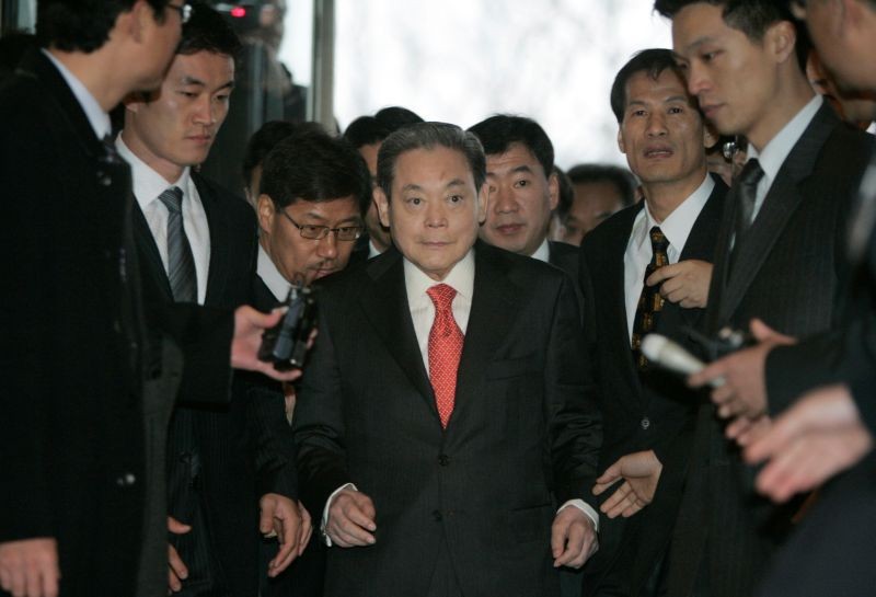 Samsung Group chairman Lee Kun-hee (C) arrives at a main office of the Federation of Korean Industries, the country' biggest business lobby group, to meet President-elect Lee Myung-bak with other businessmen in Seoul December 28, 2007. (REUTERS File Photo)