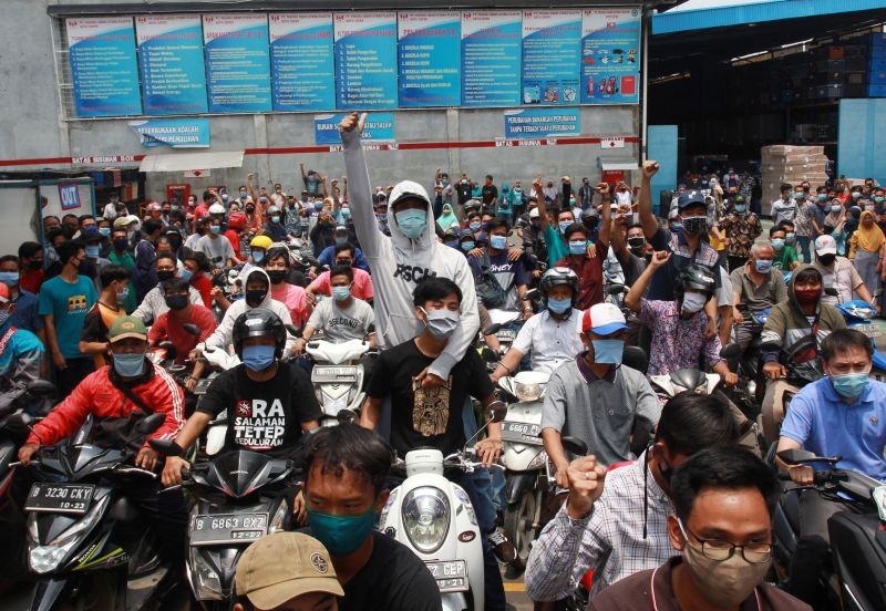 Members of Indonesian trade unions protest the government's proposed labour reforms in a controversial "jobs creation" bill in Tangerang, on the outskirts of Jakarta, Indonesia October 6, 2020. (REUTERS Photo)