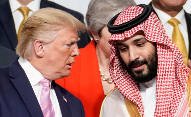 U.S. President Donald Trump speaks with Saudi Arabia's Crown Prince Mohammed bin Salman during family photo session with other leaders and attendees at the G20 leaders summit in Osaka, Japan, June 28, 2019.  (REUTERS File Photo)