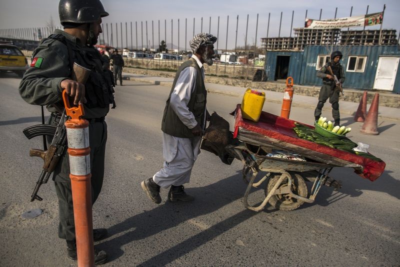 A street vendor pushes his cart past a police checkpoint in Kabul March 31, 2014. (REUTERS File Photo)