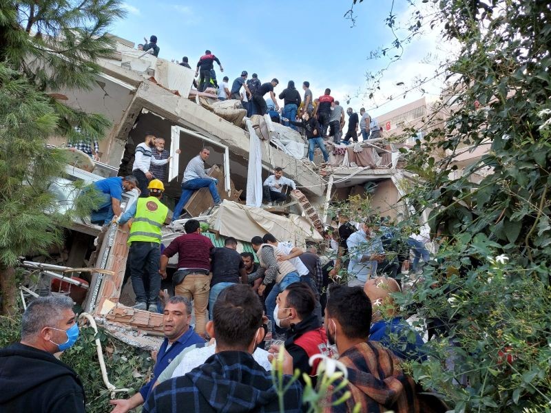 Locals and officials search for survivors at a collapsed building after a strong earthquake struck the Aegean Sea on Friday and was felt in both Greece and Turkey, where some buildings collapsed in the coastal province of Izmir, Turkey, October 30, 2020. (REUTERS Photo)