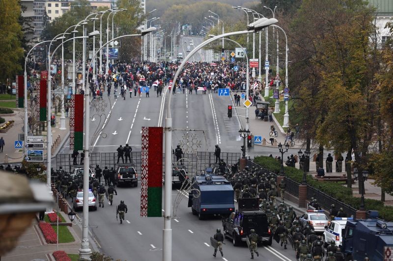 Belarusian law enforcement officers and service members block a street during an opposition rally to reject the presidential election results in Minsk, Belarus October 25, 2020. (REUTERS Photo)